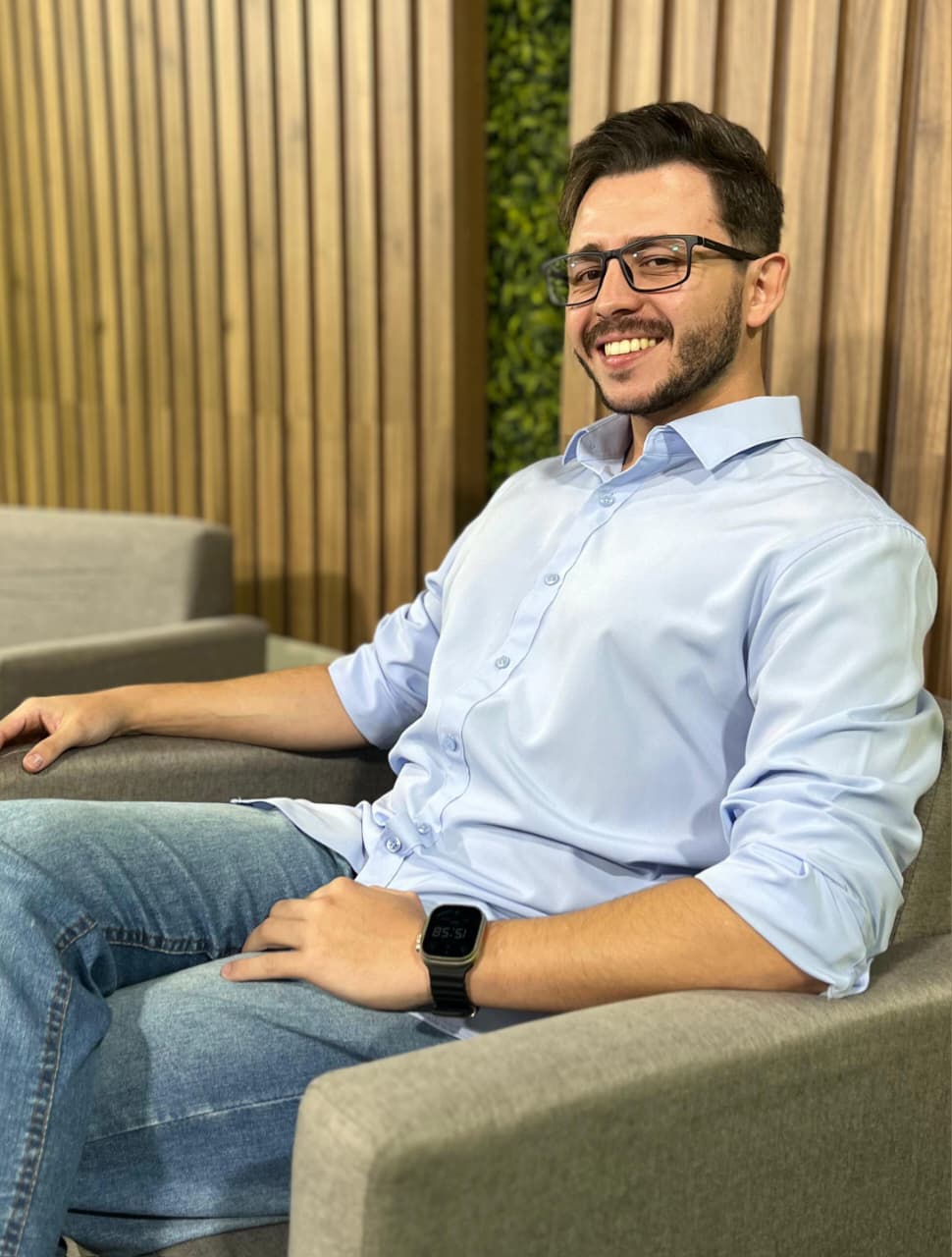 Vinícius Luz, psicólogo clínico (CRP 06/150749), em atendimento online
